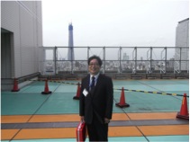 後方は2010年4月現在の東京スカイツリーと47歳の松山。