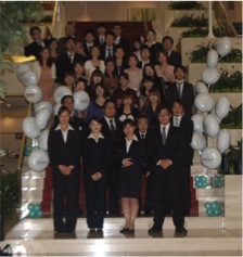 49歳の松山と社員の皆さん。